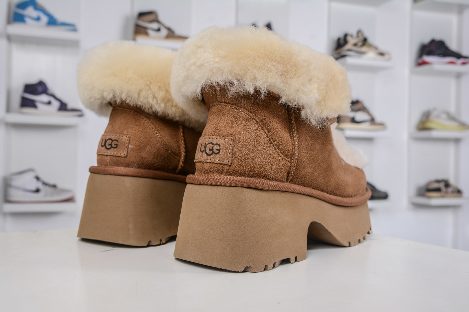 320 UGG 埃斯米 6cm增高 牛剖层革 时尚舒适 及踝 雪地靴 1171532