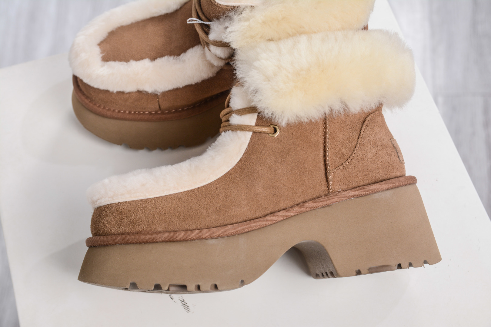 320 UGG 埃斯米 6cm增高 牛剖层革 时尚舒适 及踝 雪地靴 1171532