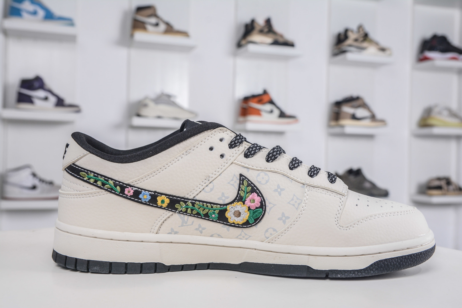 Nike SB Dunk Low x Louis Vuitton LV联名-米白黑 DS6608-017 Nike SB Dunk Low x Louis Vuitton LV联名-米白黑 DS6608-017