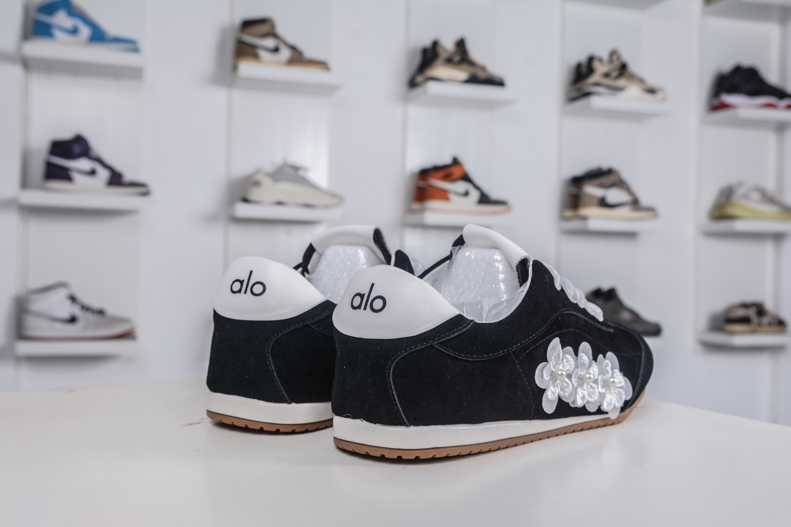 230 Alo yoga Sunset 舒适生活休闲鞋 男女同款 品牌故事Alo Yoga于2007年创立于洛杉矶