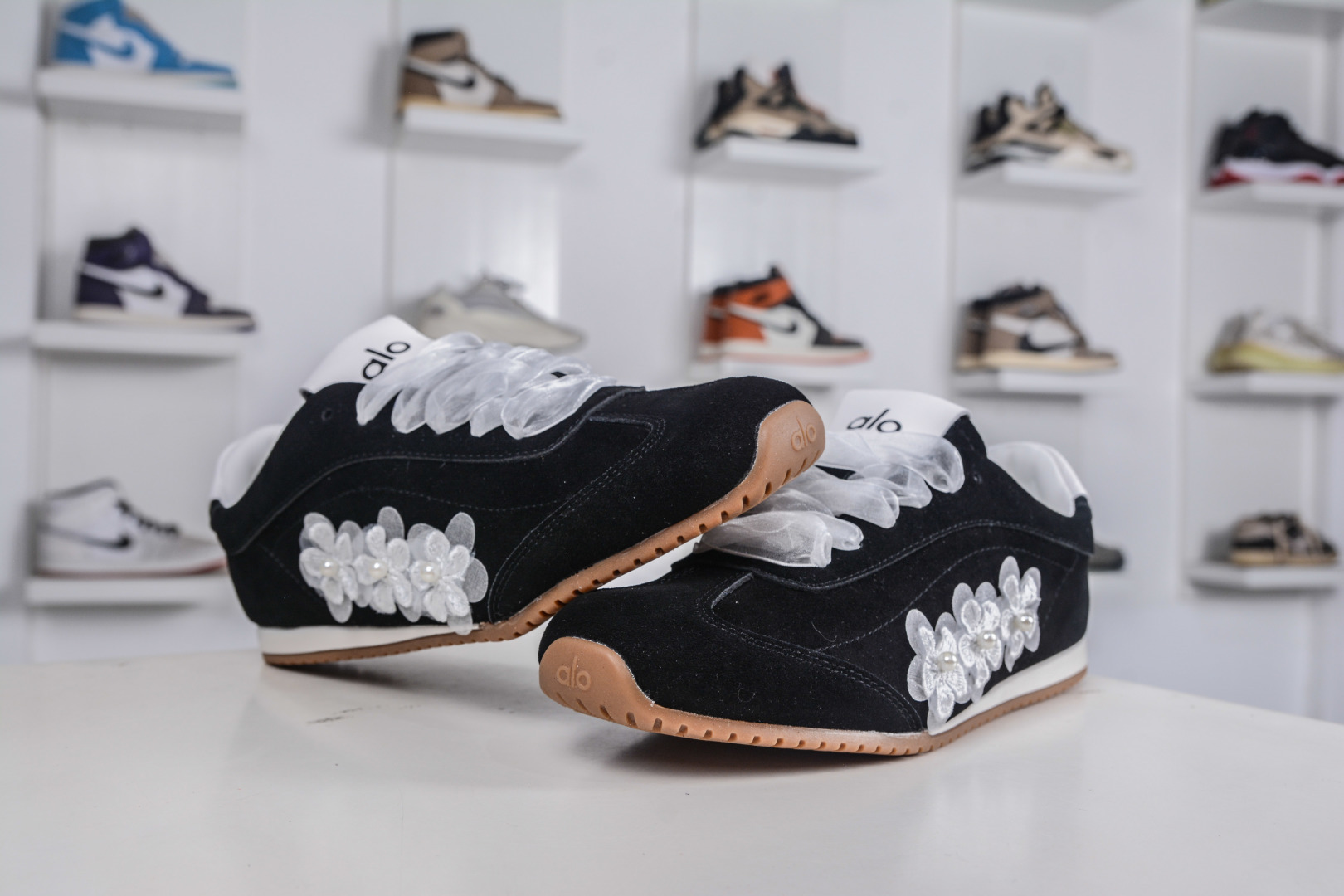 230 Alo yoga Sunset 舒适生活休闲鞋 男女同款 品牌故事Alo Yoga于2007年创立于洛杉矶