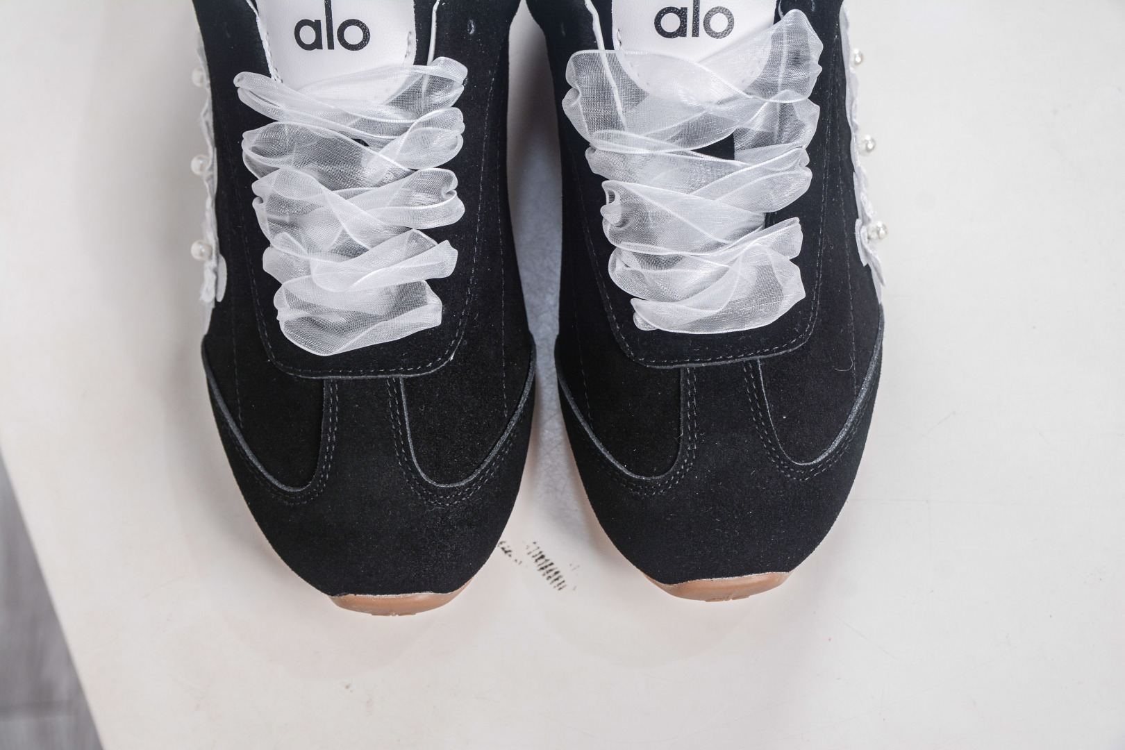 230 Alo yoga Sunset 舒适生活休闲鞋 男女同款 品牌故事Alo Yoga于2007年创立于洛杉矶