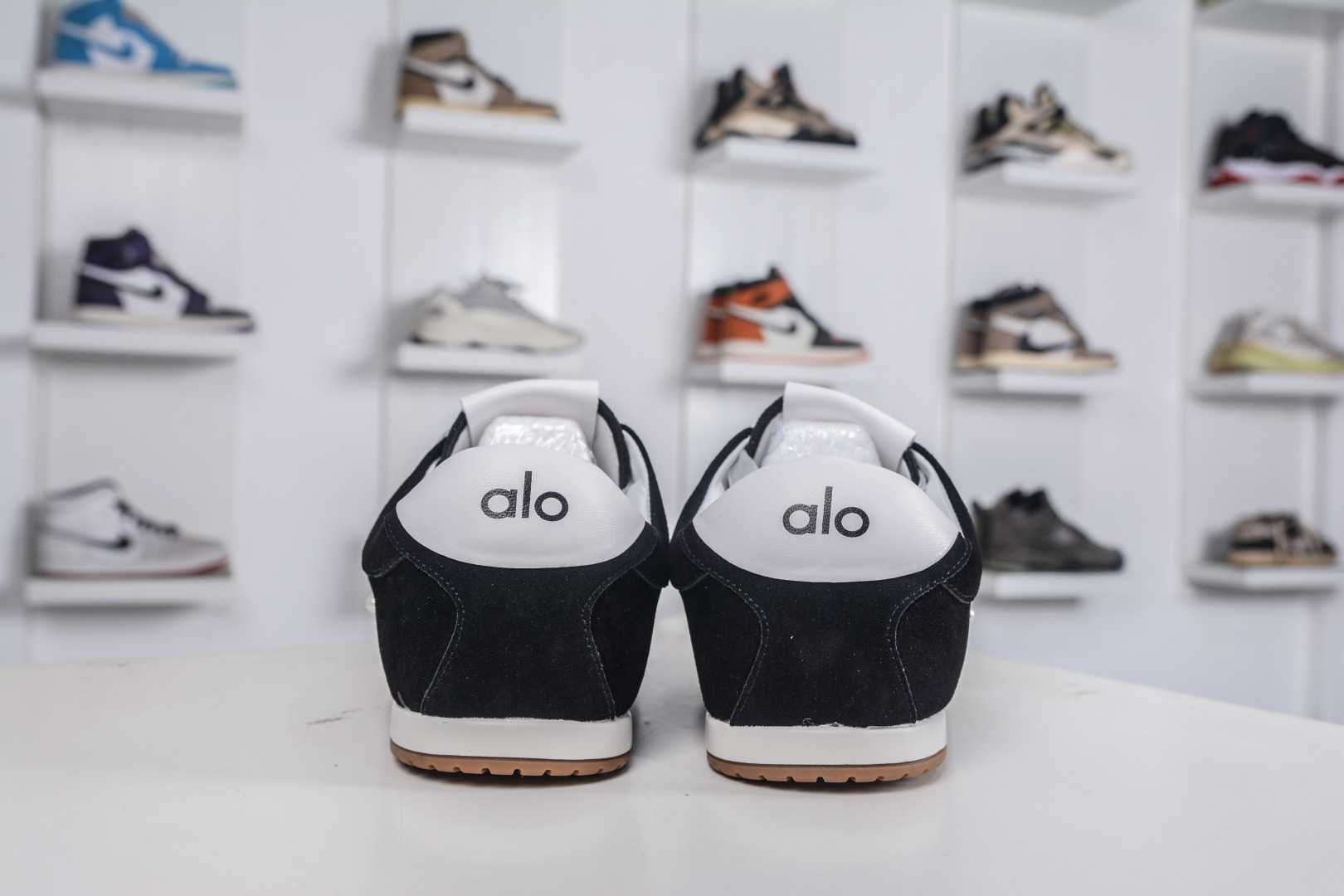 230 Alo yoga Sunset 舒适生活休闲鞋 男女同款 品牌故事Alo Yoga于2007年创立于洛杉矶