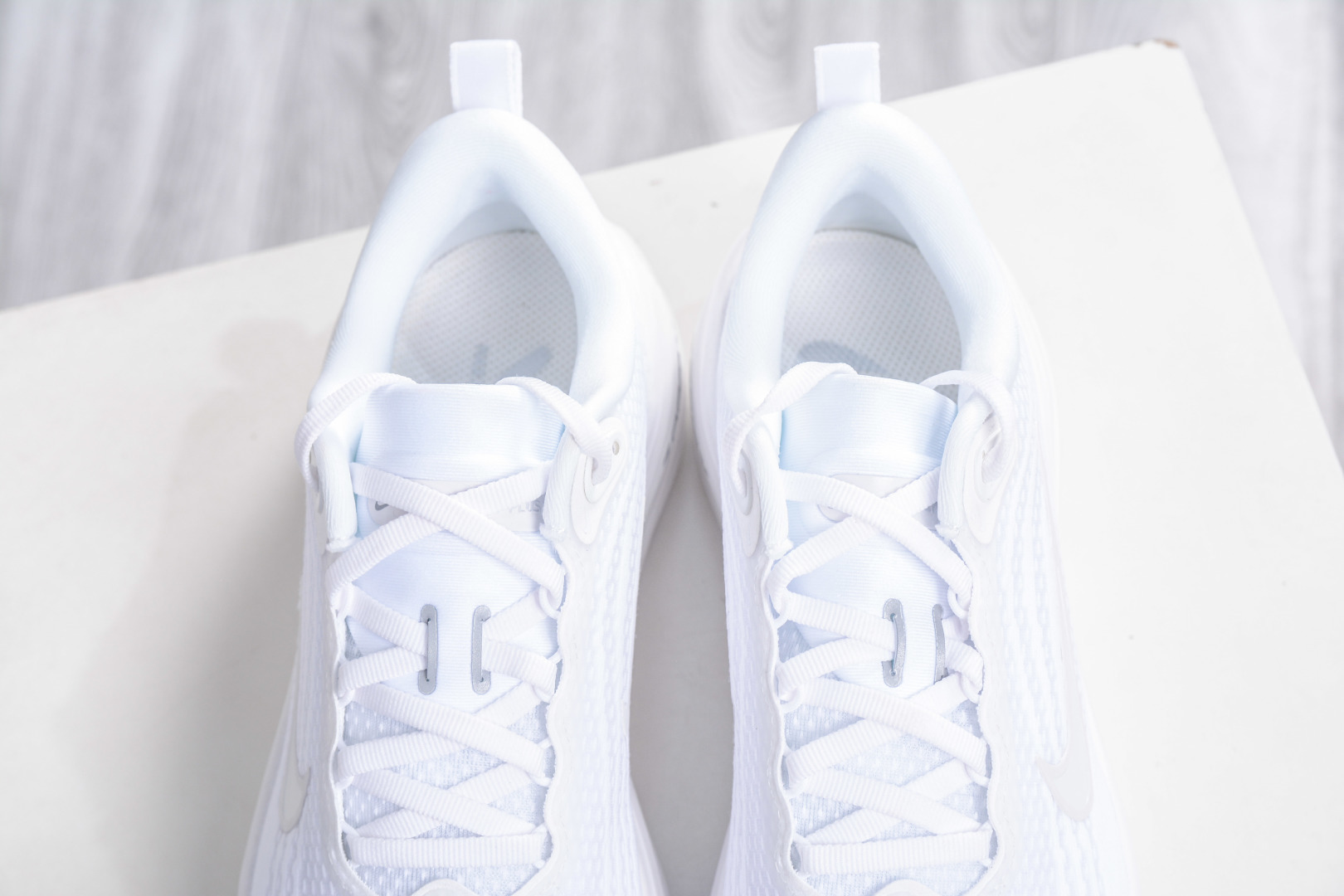 180 Nike Air Zoom Vomero PLUS 运动跑鞋 HV8150-102