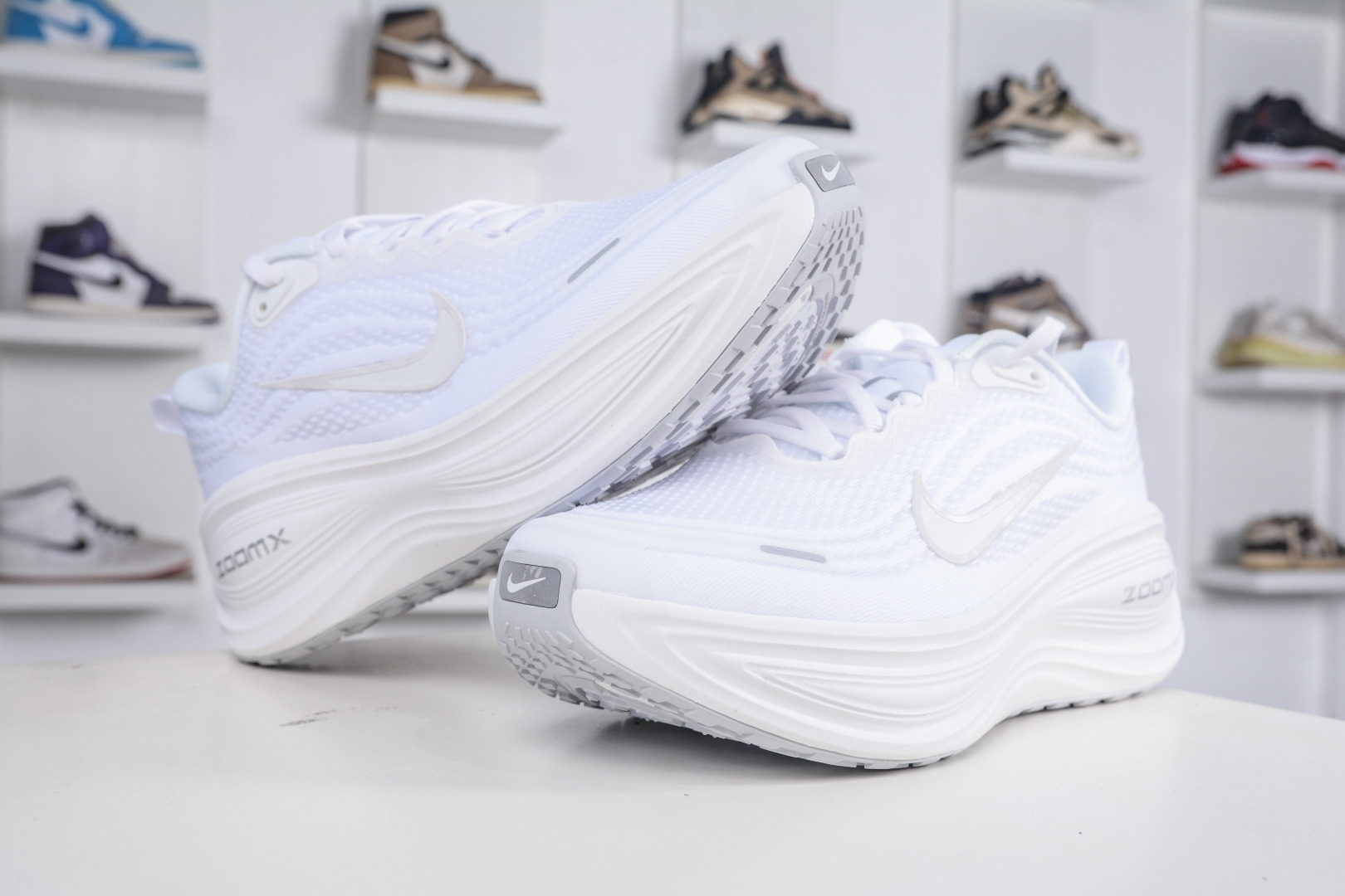 180 Nike Air Zoom Vomero PLUS 运动跑鞋 HV8150-102