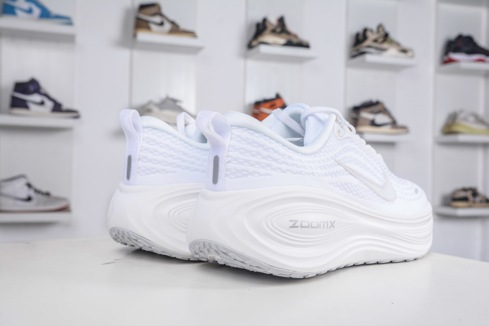 180 Nike Air Zoom Vomero PLUS 运动跑鞋 HV8150-102