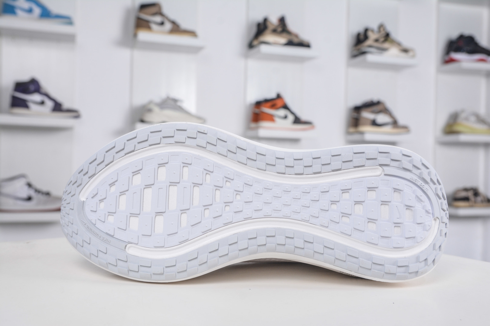 180 Nike Air Zoom Vomero PLUS 运动跑鞋 HV8150-102