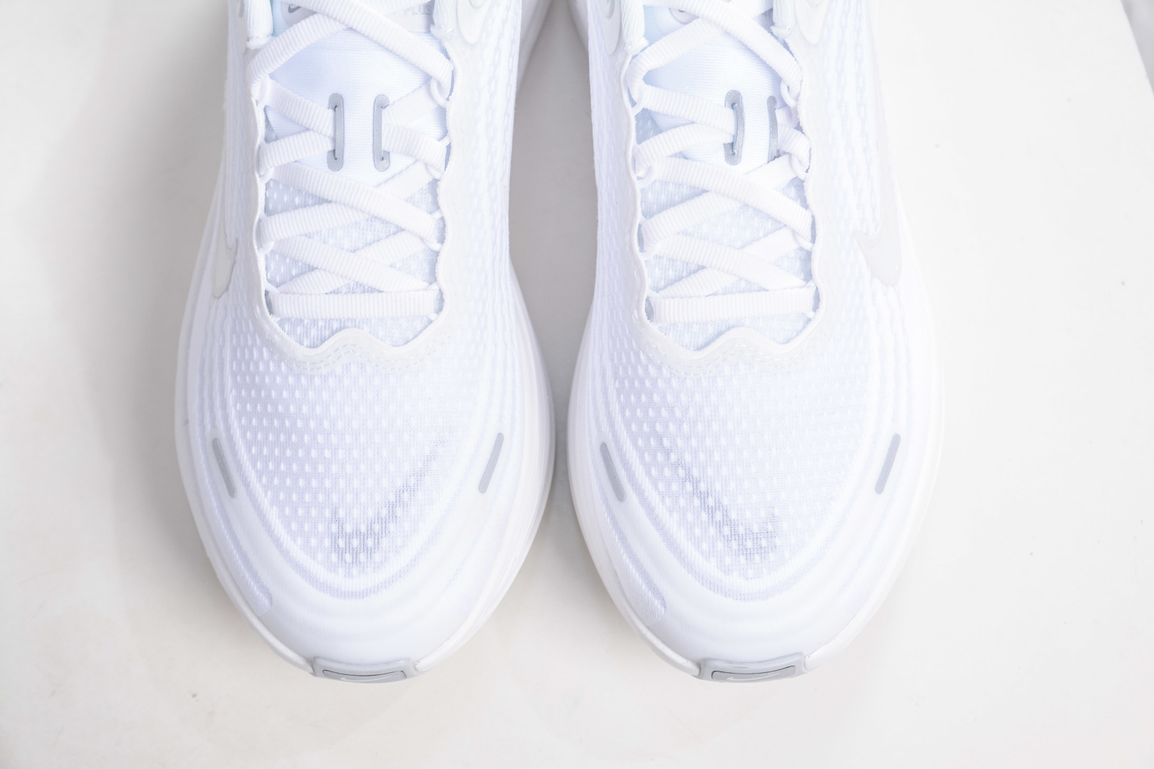 180 Nike Air Zoom Vomero PLUS 运动跑鞋 HV8150-102