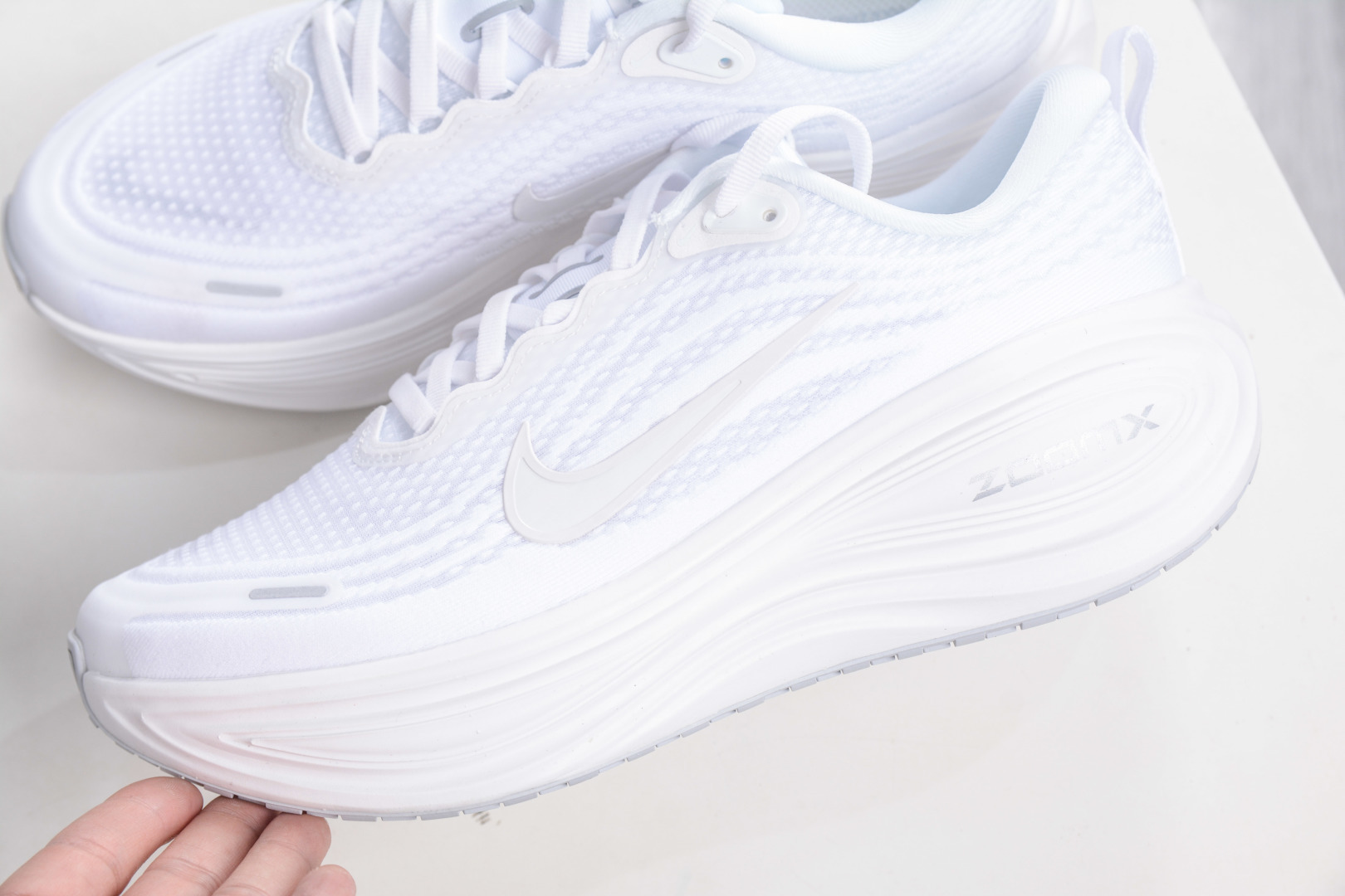 180 Nike Air Zoom Vomero PLUS 运动跑鞋 HV8150-102