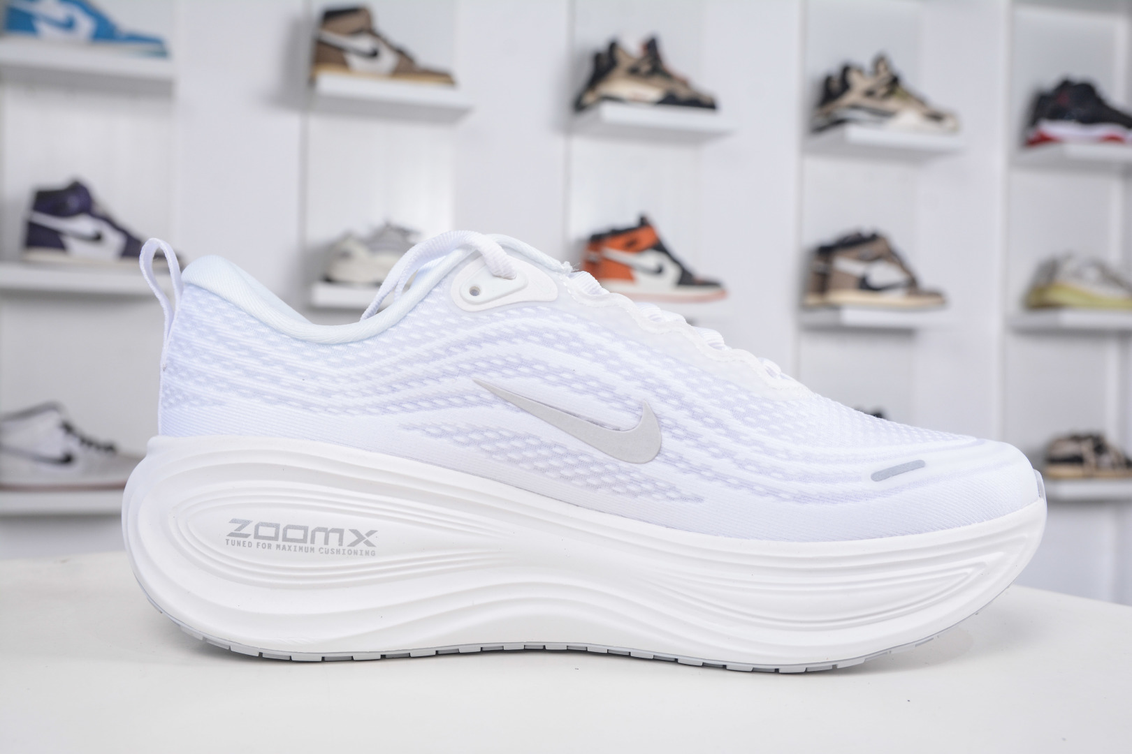 180 Nike Air Zoom Vomero PLUS 运动跑鞋 HV8150-102