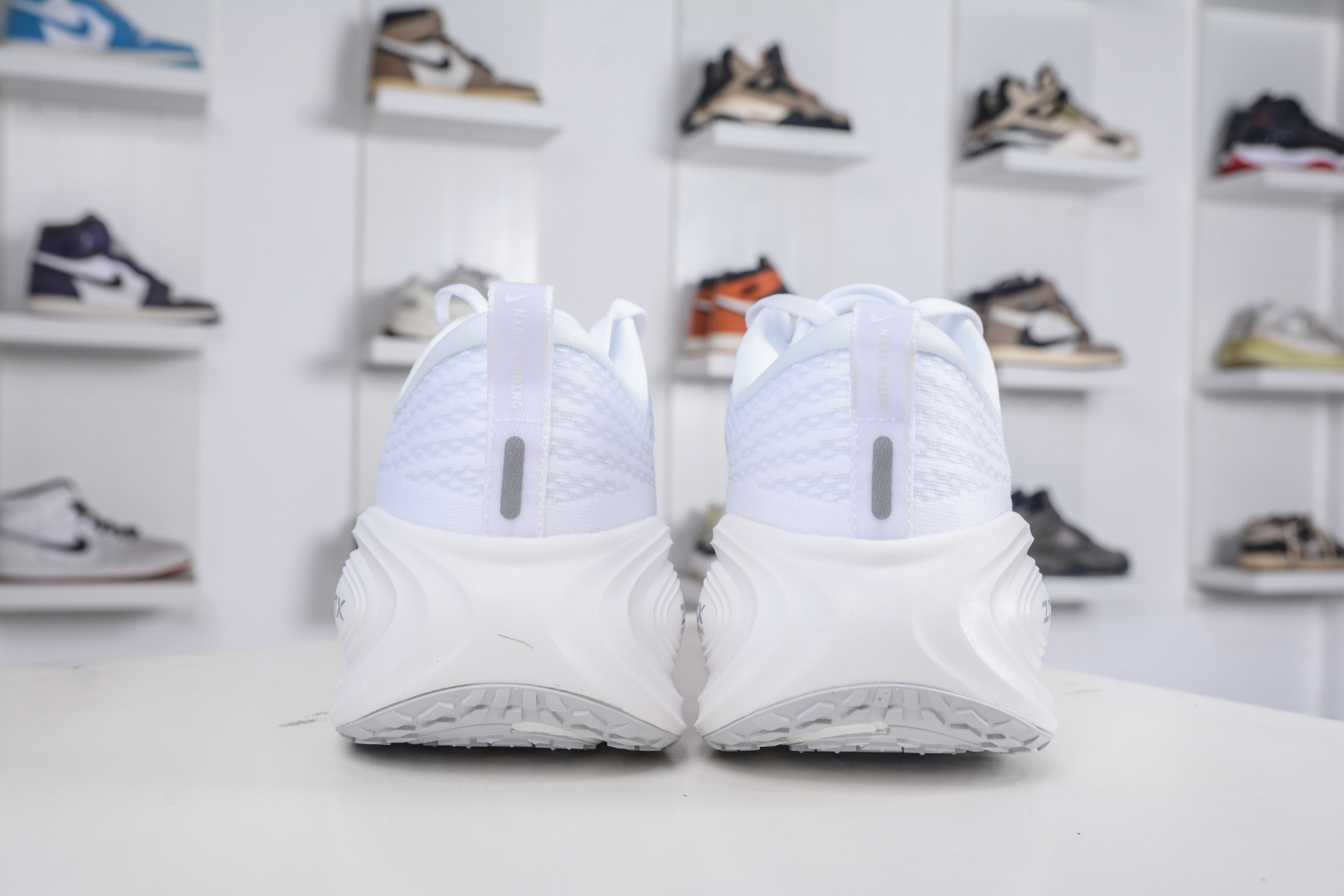 180 Nike Air Zoom Vomero PLUS 运动跑鞋 HV8150-102