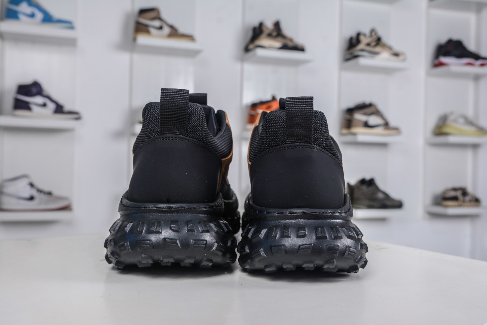 300 ECCO 爱步 男款新款运动登山鞋 轻盈减震牛皮耐磨户外跑鞋