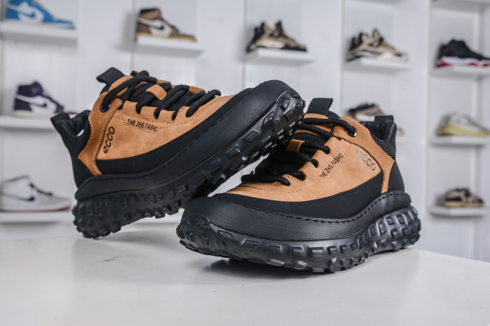 300 ECCO 爱步 男款新款运动登山鞋 轻盈减震牛皮耐磨户外跑鞋