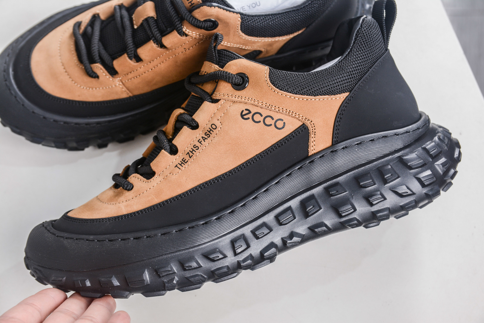 300 ECCO 爱步 男款新款运动登山鞋 轻盈减震牛皮耐磨户外跑鞋
