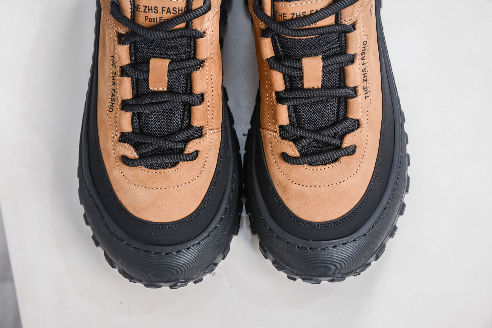 300 ECCO 爱步 男款新款运动登山鞋 轻盈减震牛皮耐磨户外跑鞋