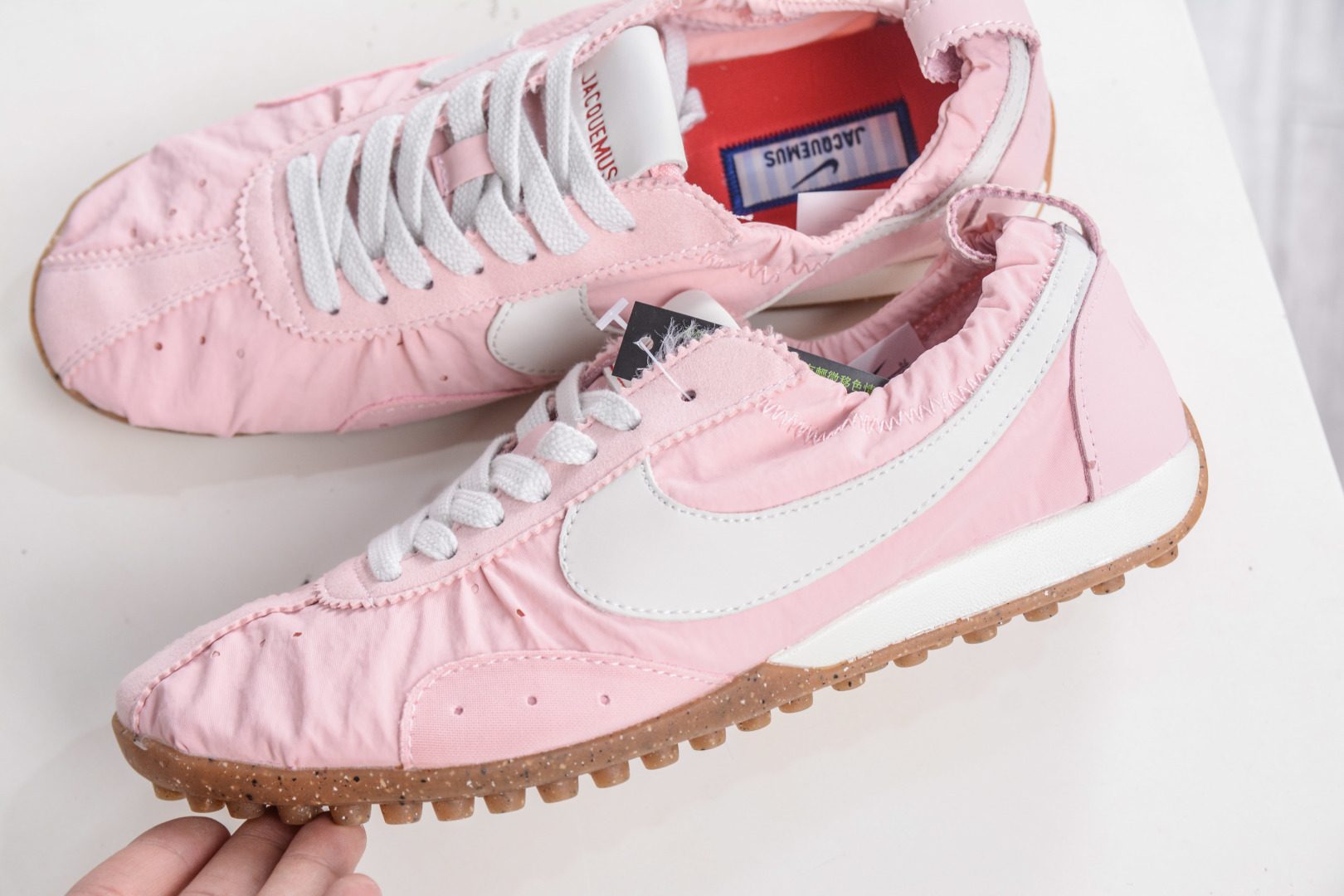 220 Jacquemus x Nike Jacumoon 耐克 柔软舒适防滑耐磨 低帮休闲板鞋 欧美走秀款英伦复古 HV8547-800-Chinese UA Cheap High Quatity Brand Clothes Bags handbags Sneakers wholesale wholesaler seller from China Factory suppliers Fashion Clothing Shoes best Quality Beautiful Price 220 Jacquemus x Nike Jacumoon 耐克 柔软舒适防滑耐磨 低帮休闲板鞋 欧美走秀款英伦复古 HV8547-800