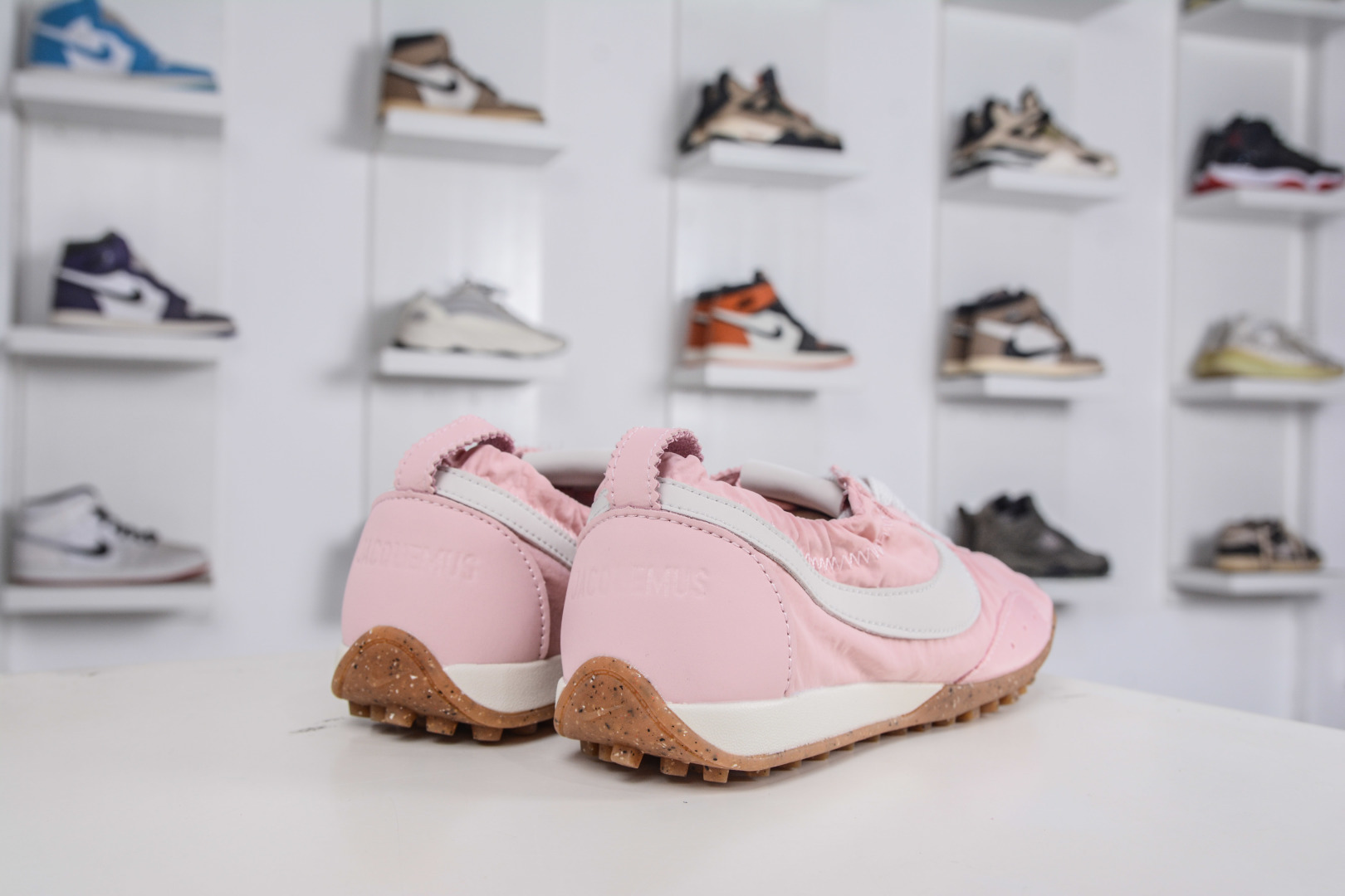220 Jacquemus x Nike Jacumoon 耐克 柔软舒适防滑耐磨 低帮休闲板鞋 欧美走秀款英伦复古 HV8547-800-Chinese UA Cheap High Quatity Brand Clothes Bags handbags Sneakers wholesale wholesaler seller from China Factory suppliers Fashion Clothing Shoes best Quality Beautiful Price 220 Jacquemus x Nike Jacumoon 耐克 柔软舒适防滑耐磨 低帮休闲板鞋 欧美走秀款英伦复古 HV8547-800