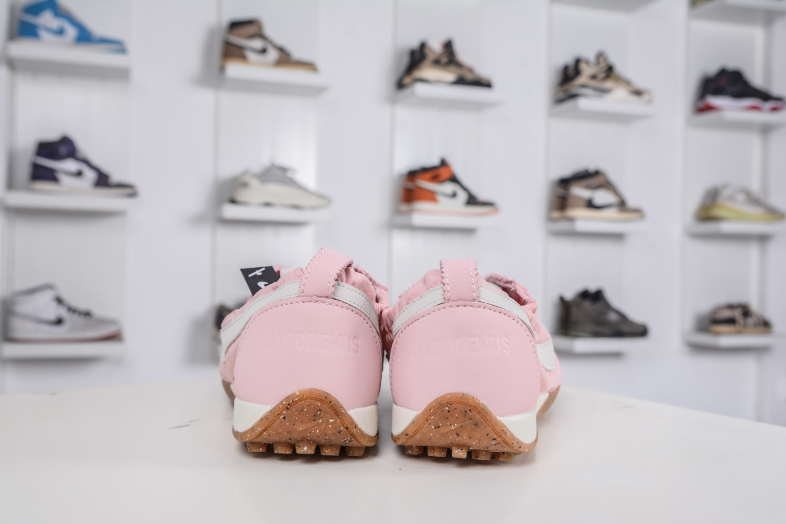 220 Jacquemus x Nike Jacumoon 耐克 柔软舒适防滑耐磨 低帮休闲板鞋 欧美走秀款英伦复古 HV8547-800-Chinese UA Cheap High Quatity Brand Clothes Bags handbags Sneakers wholesale wholesaler seller from China Factory suppliers Fashion Clothing Shoes best Quality Beautiful Price 220 Jacquemus x Nike Jacumoon 耐克 柔软舒适防滑耐磨 低帮休闲板鞋 欧美走秀款英伦复古 HV8547-800