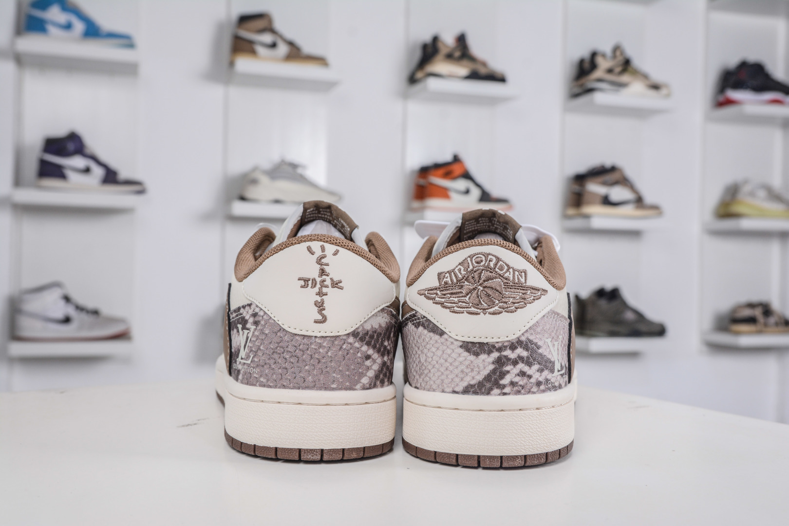 270 TS x Air Jordan x Louis Vuitton AJ1 Low 倒钩低帮LV联名-白棕蟒纹 XS7089-618