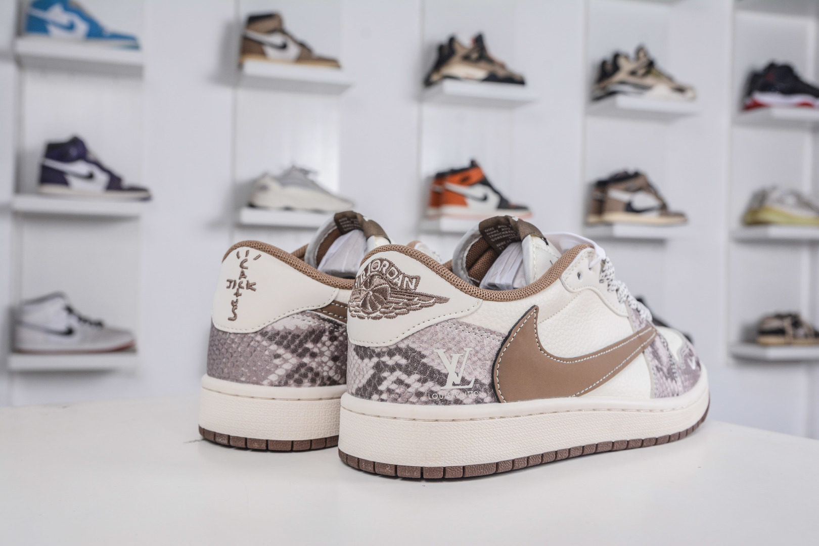 270 TS x Air Jordan x Louis Vuitton AJ1 Low 倒钩低帮LV联名-白棕蟒纹 XS7089-618