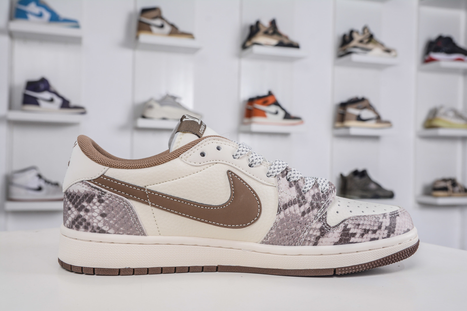 270 TS x Air Jordan x Louis Vuitton AJ1 Low 倒钩低帮LV联名-白棕蟒纹 XS7089-618