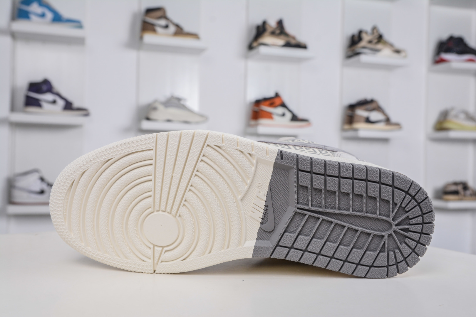 Air Jordan 1 Retro Low x Givenchy 纪梵希联名-米白灰 LD8888-008