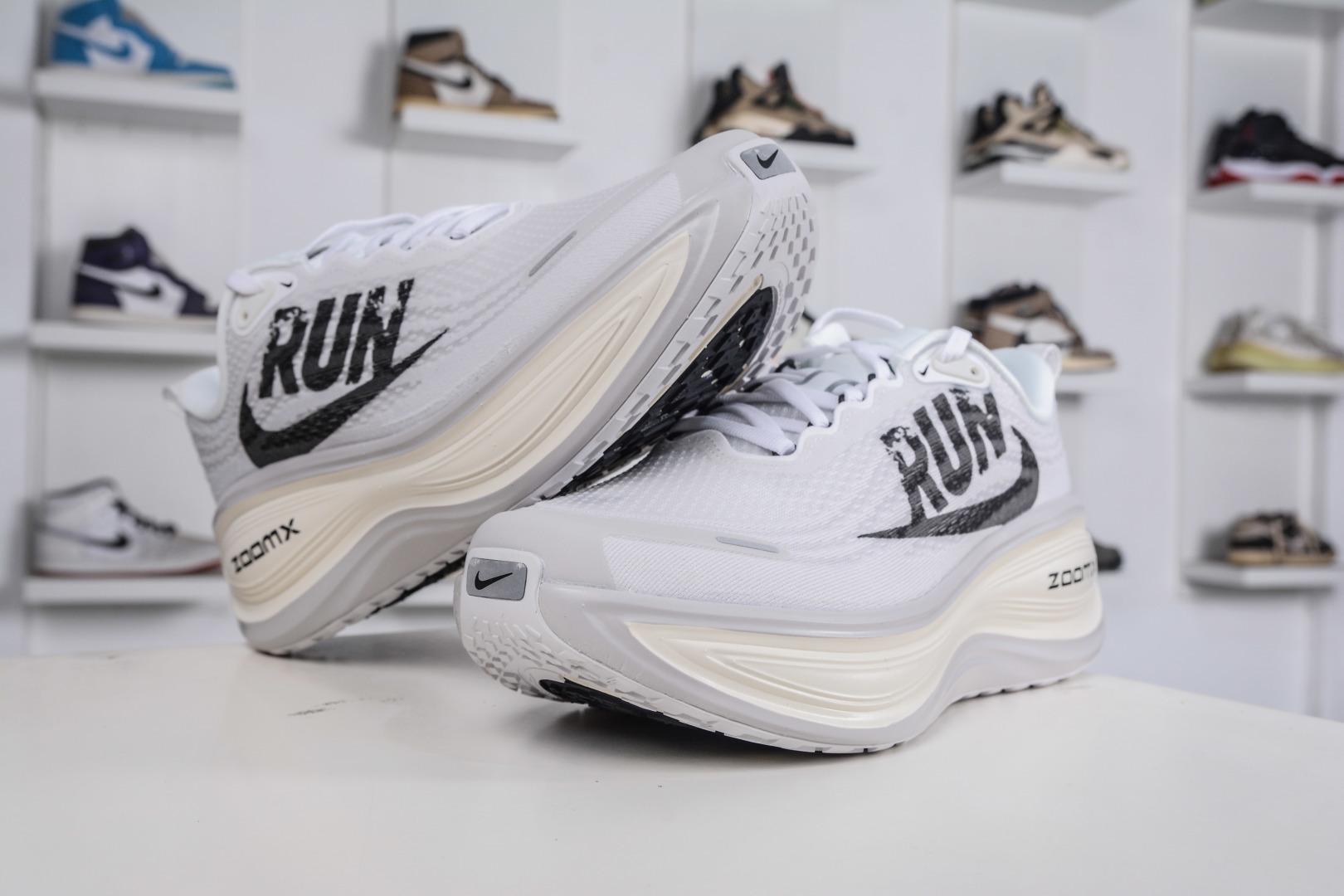 Nike Air Zoom Vomero PLUS 全新科技提前原鞋开发 运动跑鞋 IH2268-100