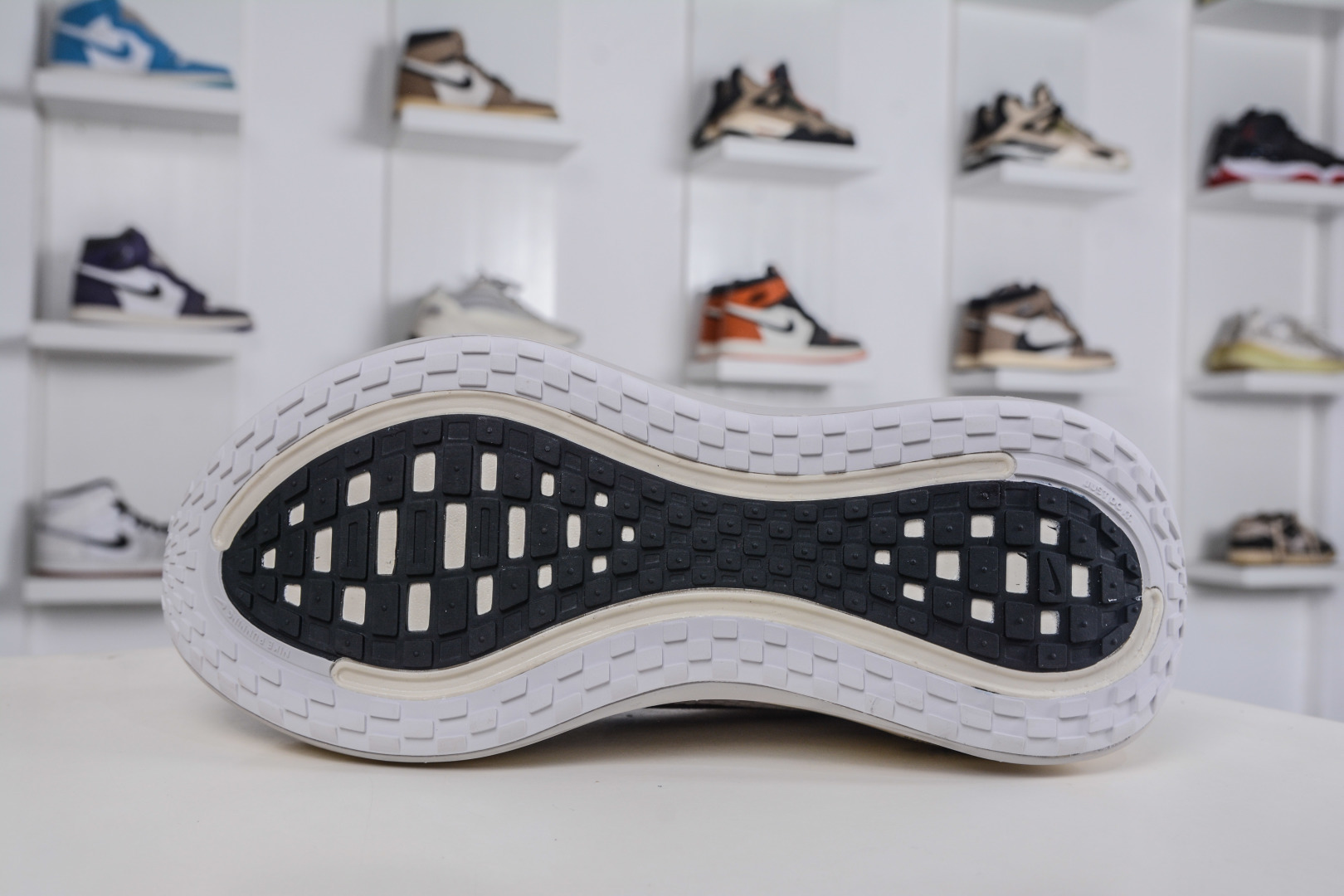 Nike Air Zoom Vomero PLUS 全新科技提前原鞋开发 运动跑鞋 IH2268-100