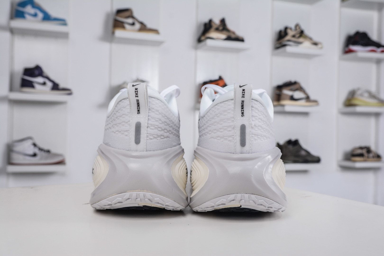 Nike Air Zoom Vomero PLUS 全新科技提前原鞋开发 运动跑鞋 IH2268-100