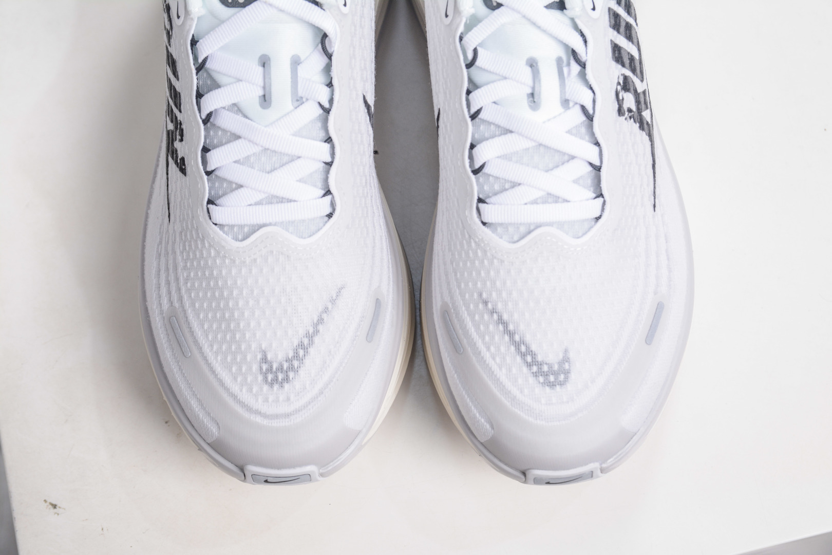 Nike Air Zoom Vomero PLUS 全新科技提前原鞋开发 运动跑鞋 IH2268-100