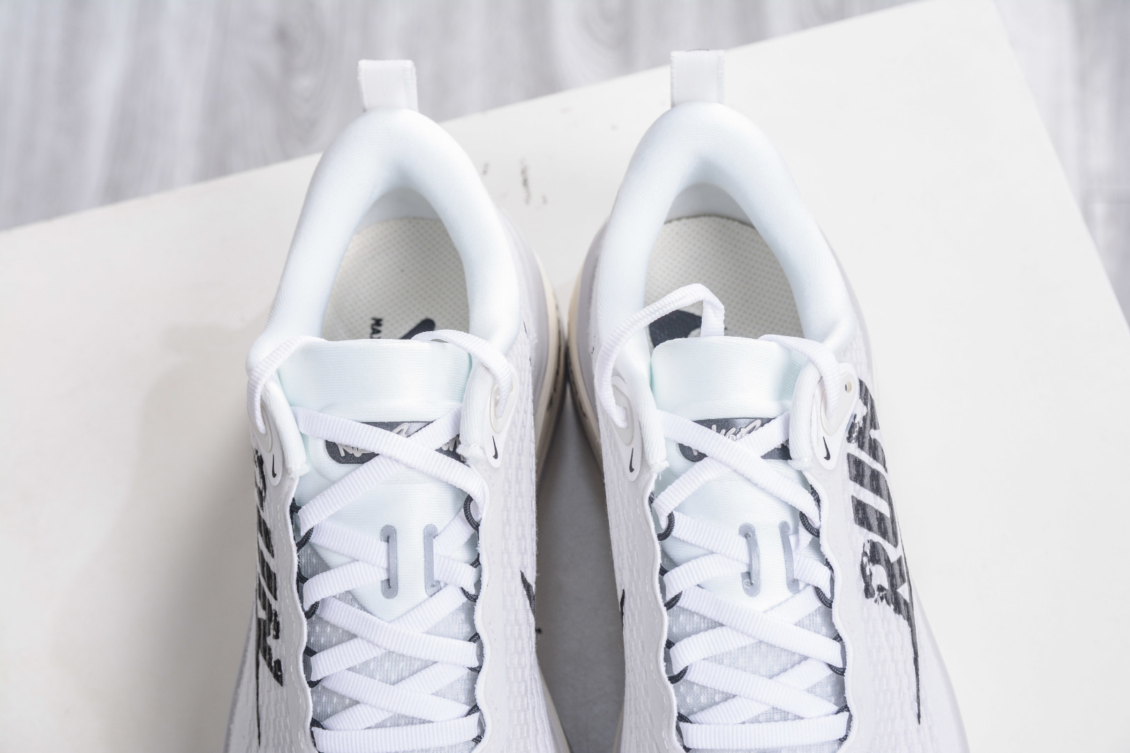 Nike Air Zoom Vomero PLUS 全新科技提前原鞋开发 运动跑鞋 IH2268-100