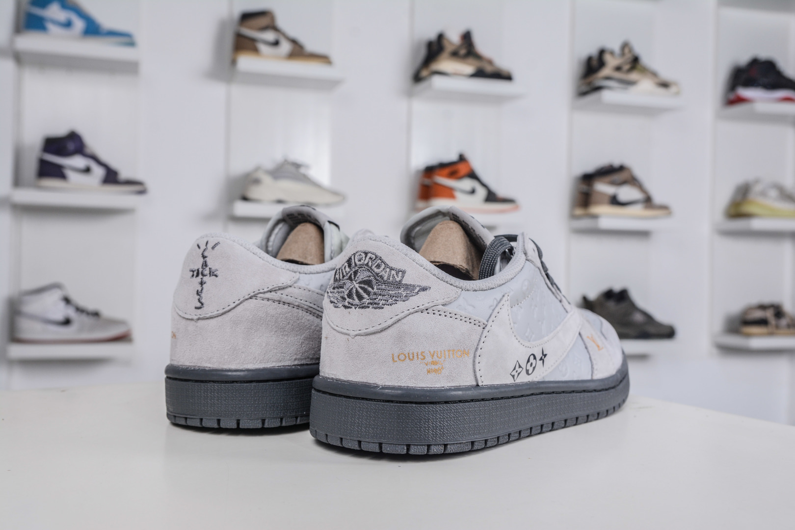 TS x Air Jordan x Louis Vuitton AJ1 Low 倒钩低帮LV联名-灰猪八压花 DZ5899-040
