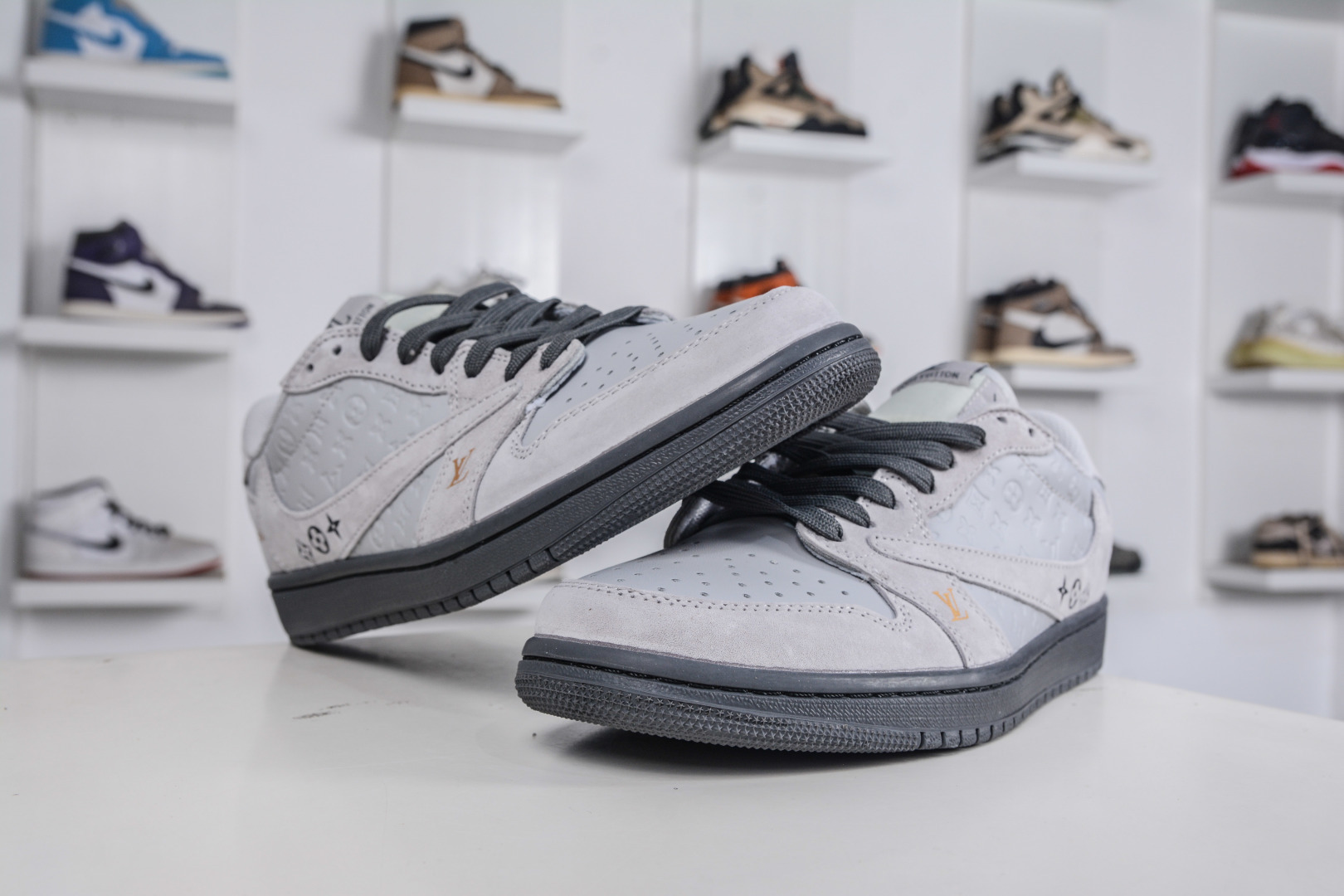 TS x Air Jordan x Louis Vuitton AJ1 Low 倒钩低帮LV联名-灰猪八压花 DZ5899-040