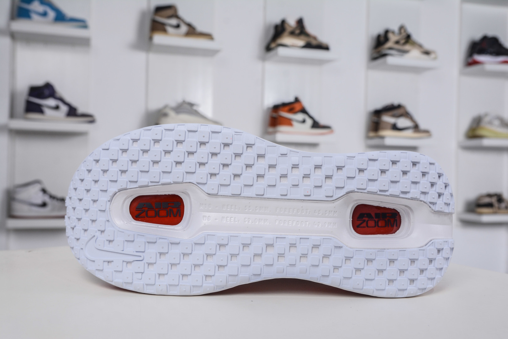 260 Nike Vomero 19 全掌气垫缓震网面运动跑鞋 HQ2050-103