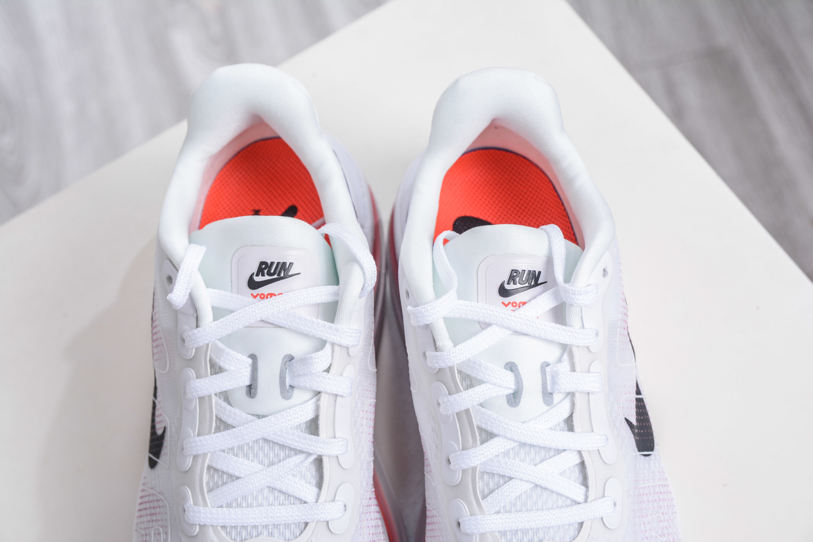 260 Nike Vomero 19 全掌气垫缓震网面运动跑鞋 HQ2050-103