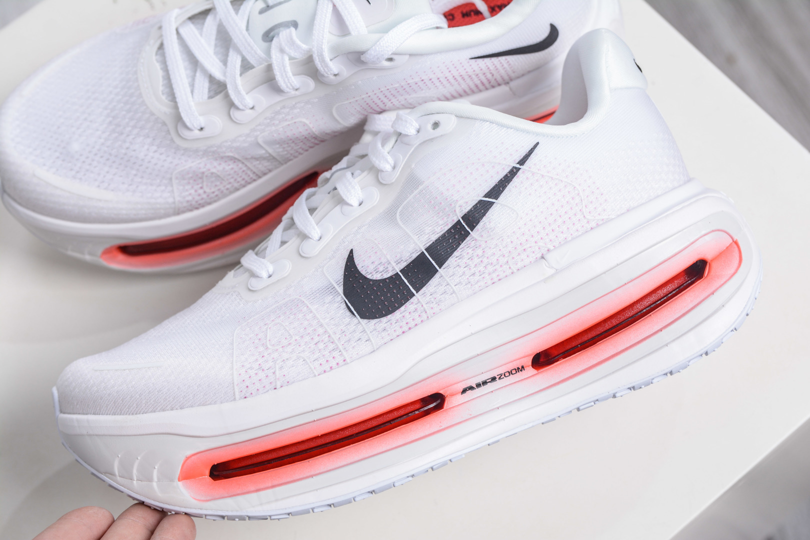 260 Nike Vomero 19 全掌气垫缓震网面运动跑鞋 HQ2050-103