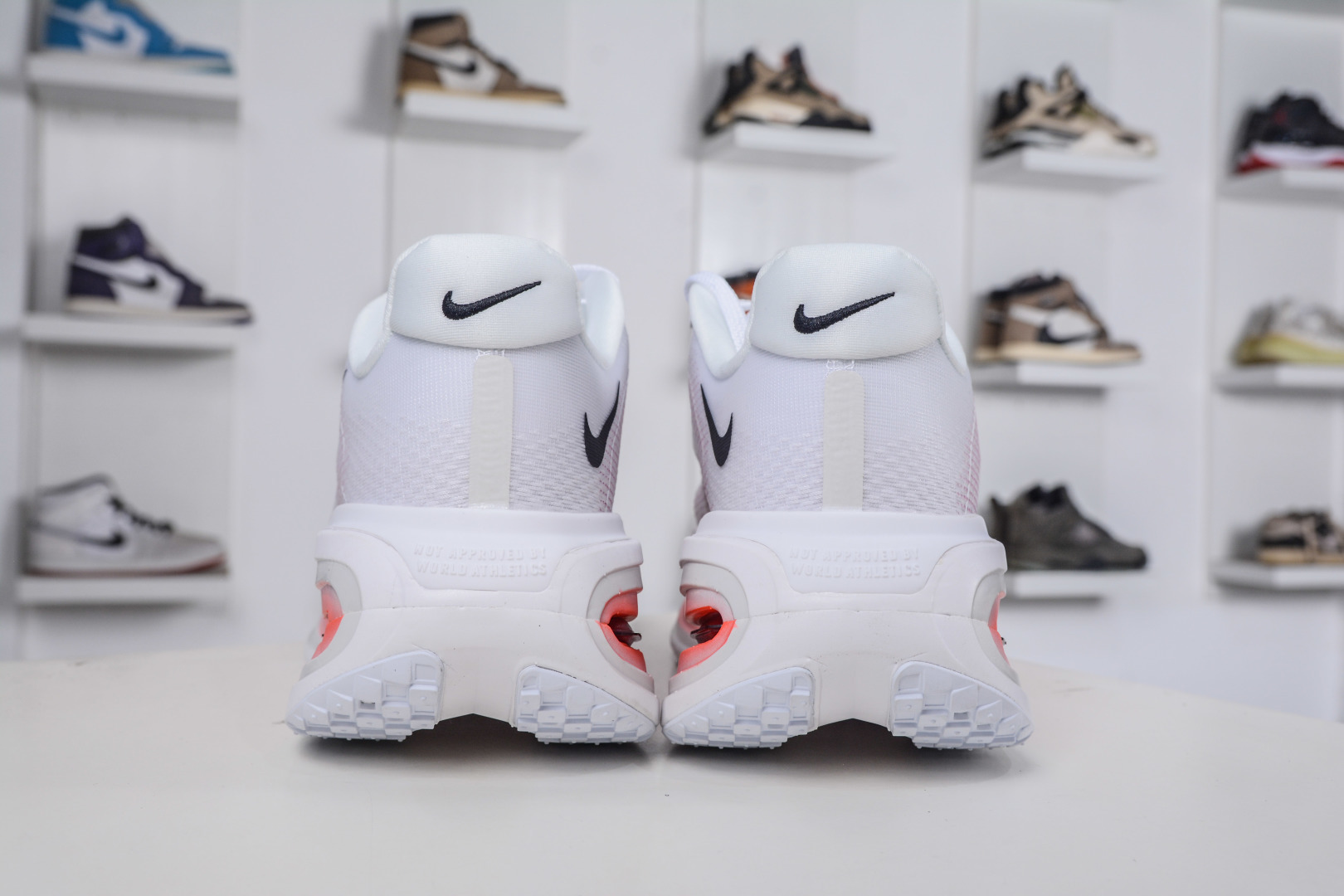 260 Nike Vomero 19 全掌气垫缓震网面运动跑鞋 HQ2050-103