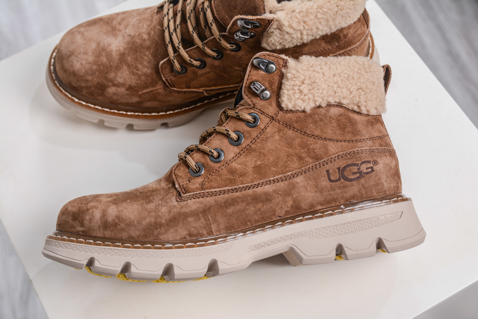 320 UGG Tasman Weather Hybrid 塔斯曼混合系列中帮轻量休闲马丁靴 U5867M