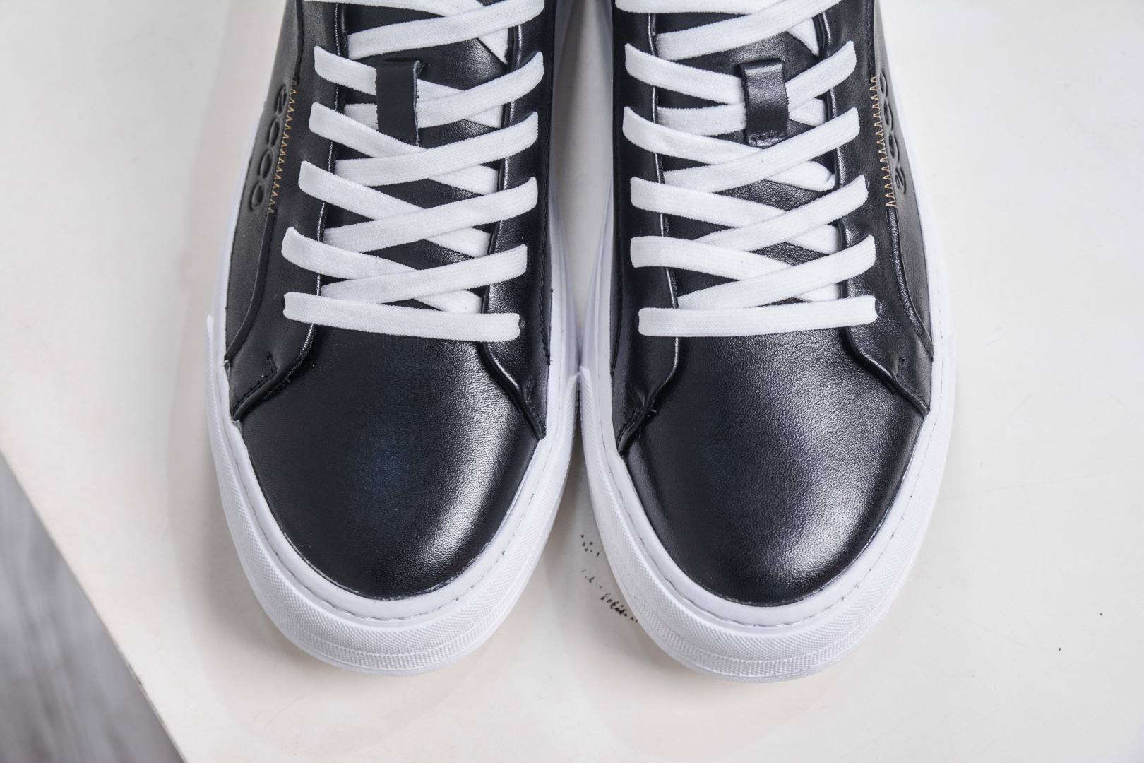 300 Ecco/爱步 街头系列 四季可穿复古休闲板鞋 983257-01002