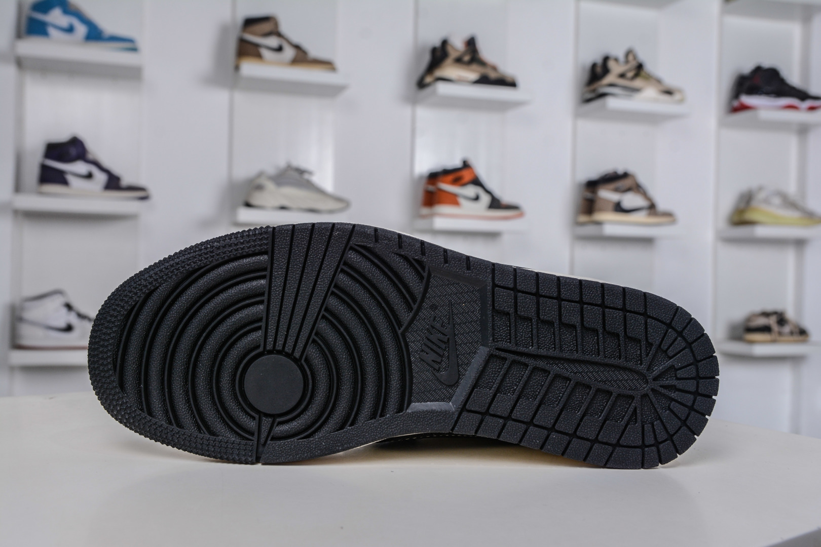 270 TS x Air Jordan x Louis VuittAJ1 Low 倒钩低帮LV联名-白黑勾红标 CX5050-Y30