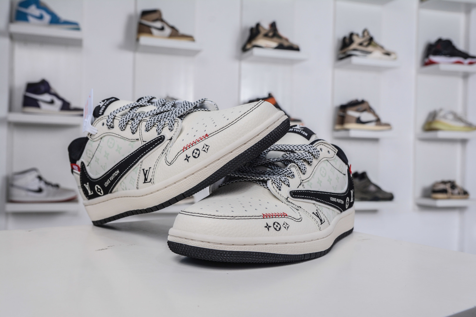 270 TS x Air Jordan x Louis VuittAJ1 Low 倒钩低帮LV联名-白黑勾红标 CX5050-Y30