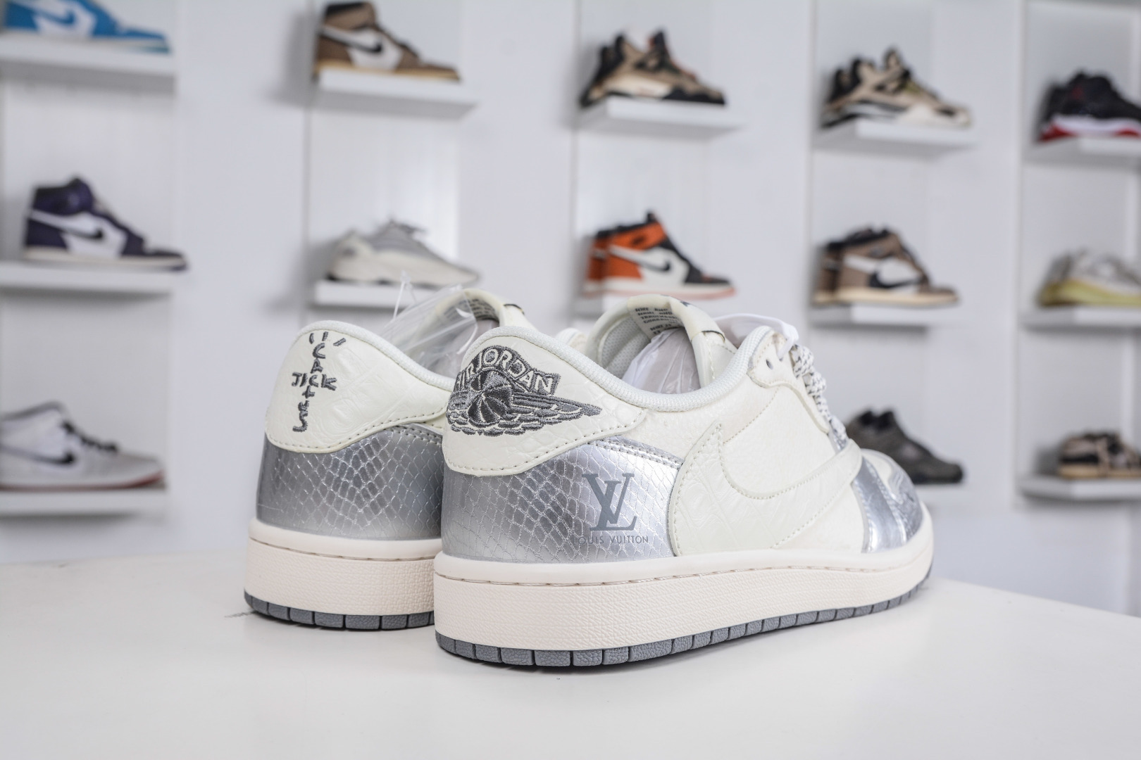 270 TS x Air Jordan x Louis VuittAJ1 Low 倒钩低帮LV联名-白银蛇纹 XS7089-614