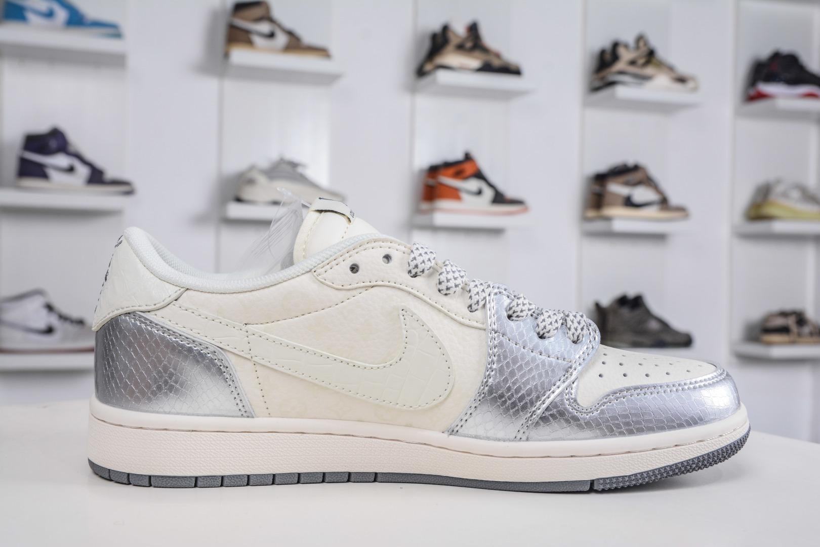 270 TS x Air Jordan x Louis VuittAJ1 Low 倒钩低帮LV联名-白银蛇纹 XS7089-614