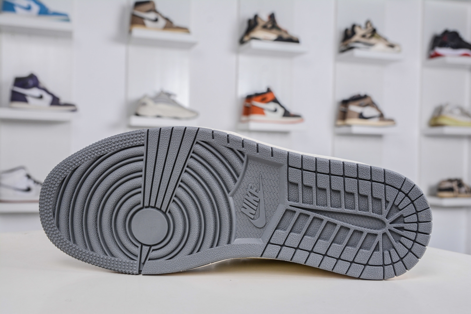 270 TS x Air Jordan x Louis VuittAJ1 Low 倒钩低帮LV联名-白银蛇纹 XS7089-614