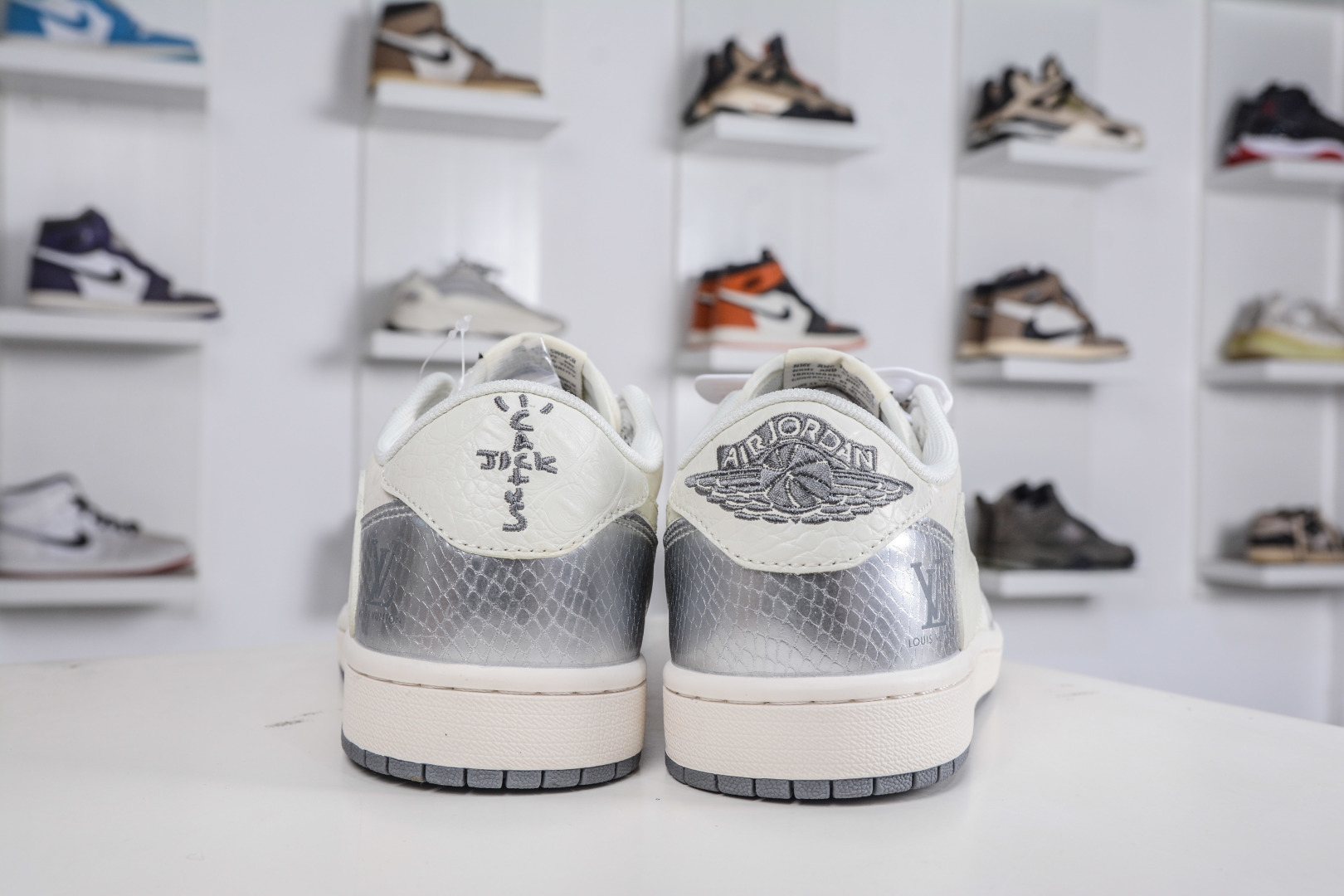 270 TS x Air Jordan x Louis VuittAJ1 Low 倒钩低帮LV联名-白银蛇纹 XS7089-614