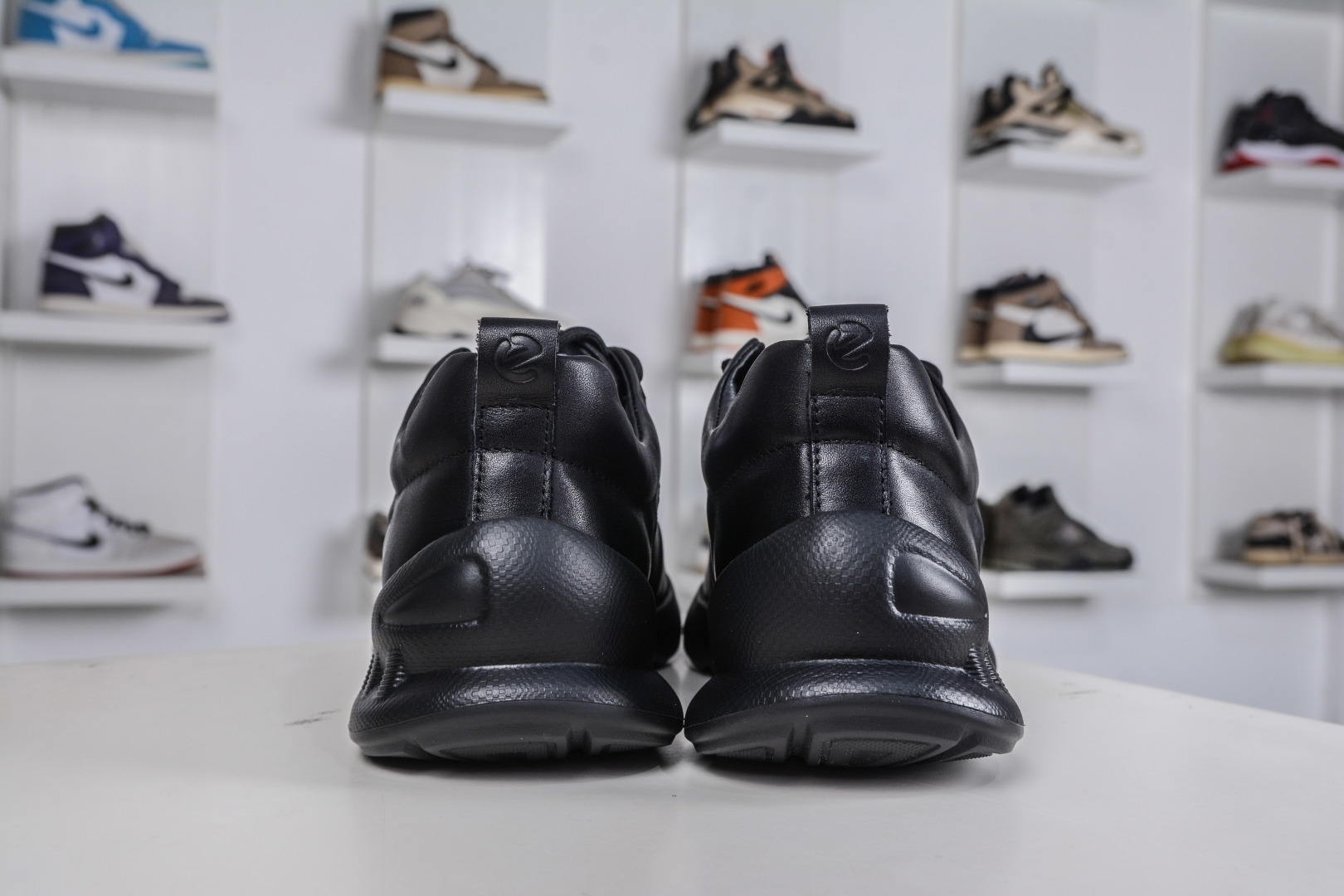 300 Ecco/爱步 健步BIOM系列 秋冬真皮休闲防滑黑武士跑步男鞋 825101-01