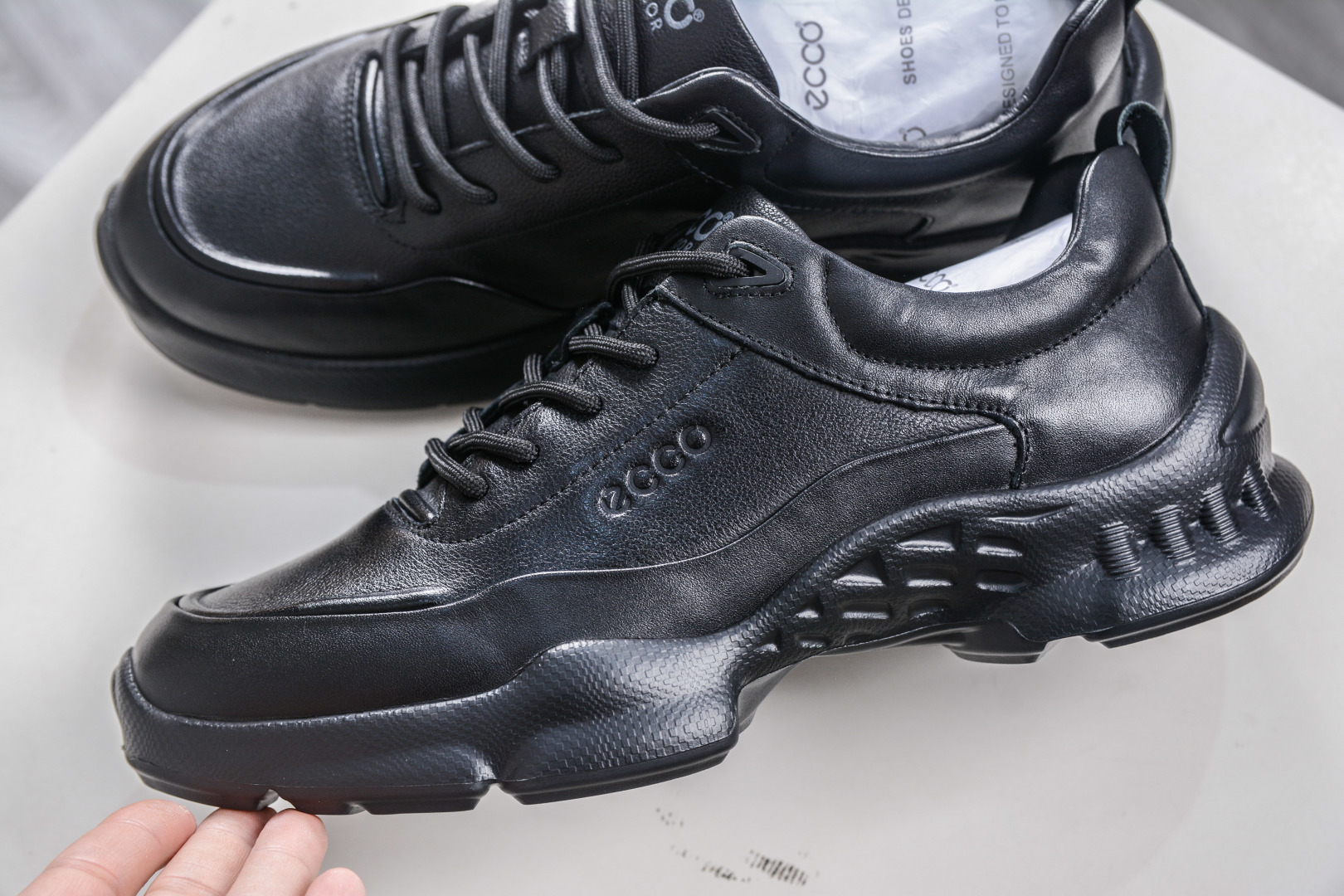 300 Ecco/爱步 健步BIOM系列 秋冬真皮休闲防滑黑武士跑步男鞋 825101-01