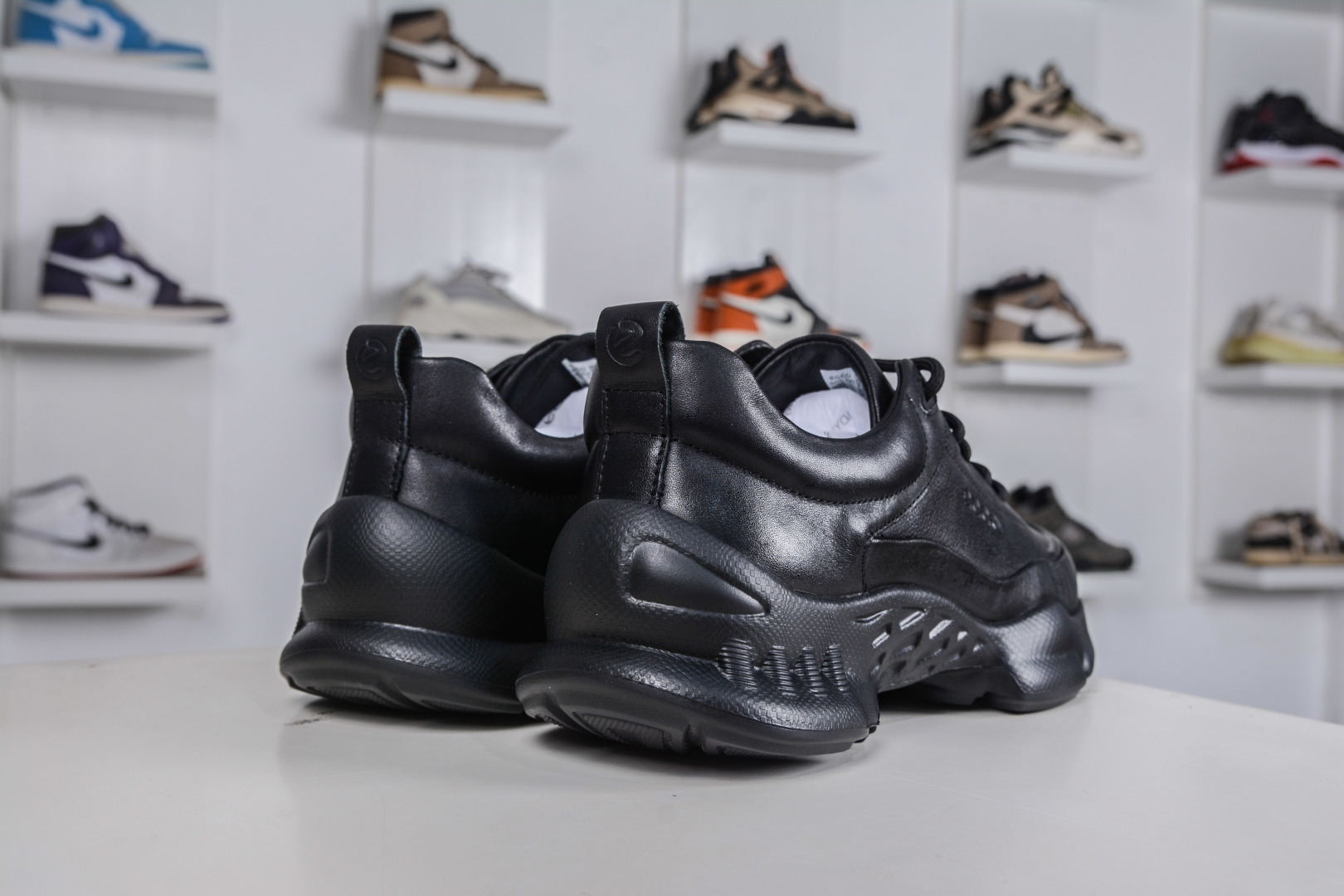 300 Ecco/爱步 健步BIOM系列 秋冬真皮休闲防滑黑武士跑步男鞋 825101-01