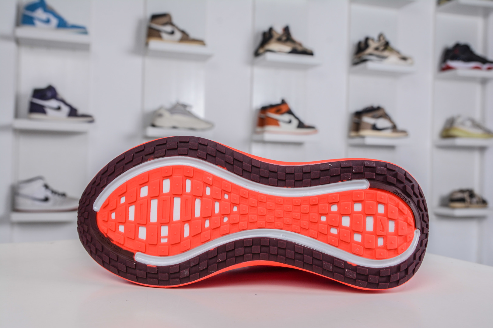 180 Nike Air Zoom Vomero PLUS HV8154-604