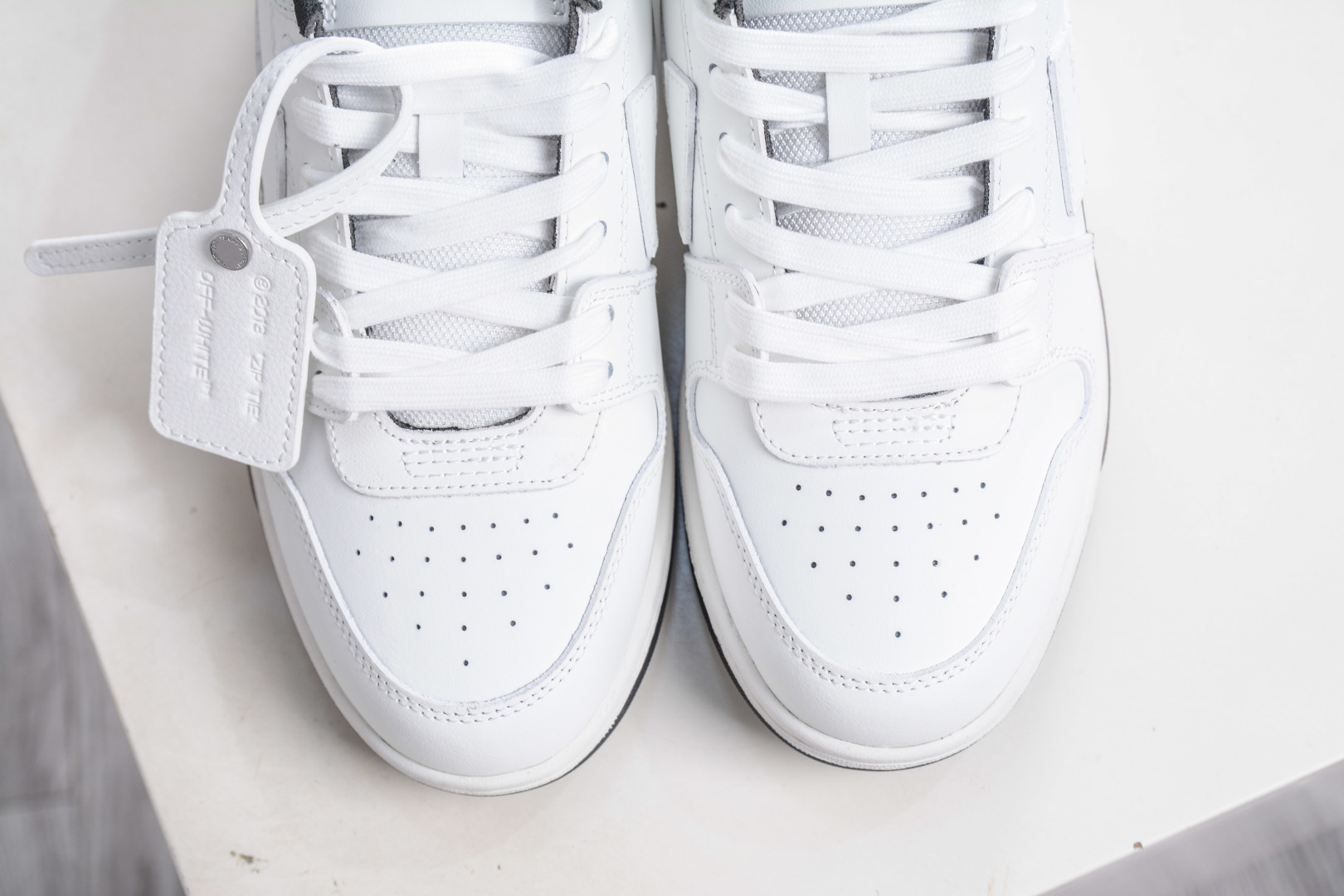 350 Off-White Out of Office 低帮时尚板鞋